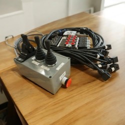 Proportionaler Steuerkasten 12V/24V 2 Joysticks + Fingersteuerung + Monoblock 50 l/min 4 Abschnitte 13gpm