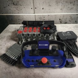 Proportionalventil Walvoil DPX160 mit 6 Funktionen und Scanreco RC400 Maxi mit 2 Joysticks für den Kran HMF Cranab Palms