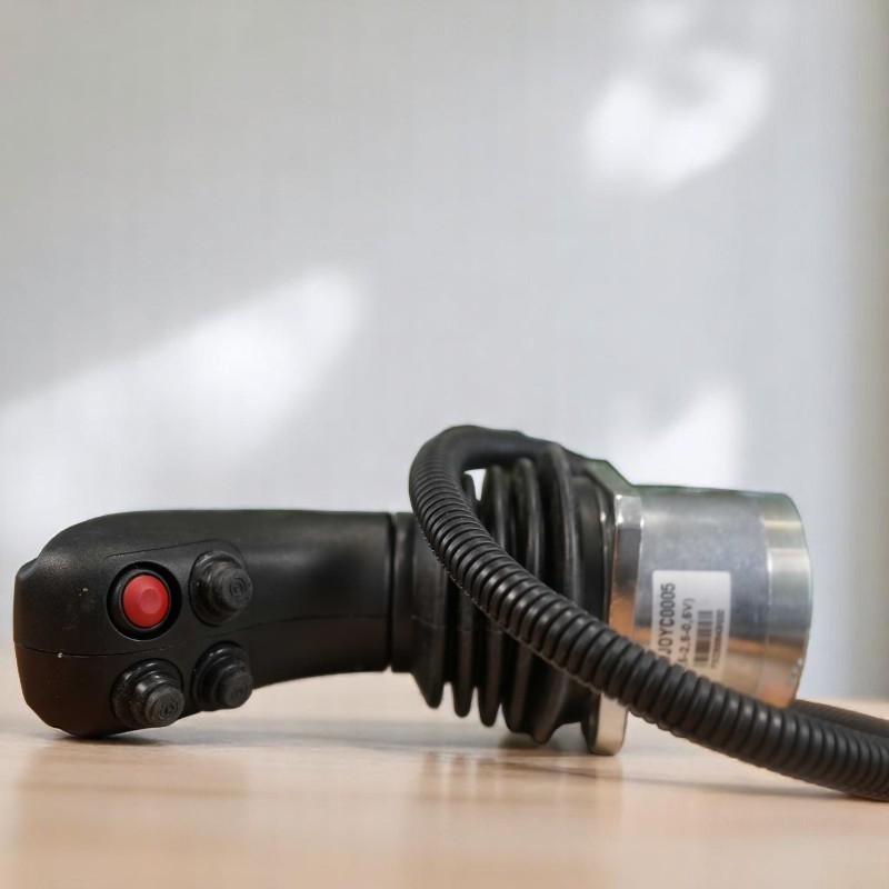Elektrischer Proportional-Joystick + Frontlader mit 3. Funktion und Walvoil SDM Open-Center-Steuerung, 3 Funktionen, 90 l/min