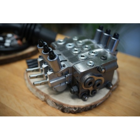 Walvoil DPX100 Hydraulikventil mit 3 Abschnitten und 1 Proportional-Joystick