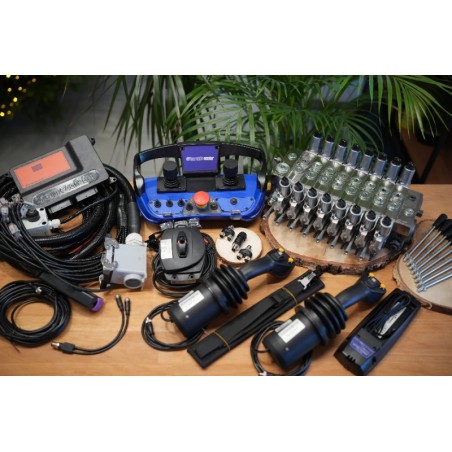 2 JC-Joysticks + Scanreco-Fernsteuerung mit DPX 100 für die Forstwirtschaft