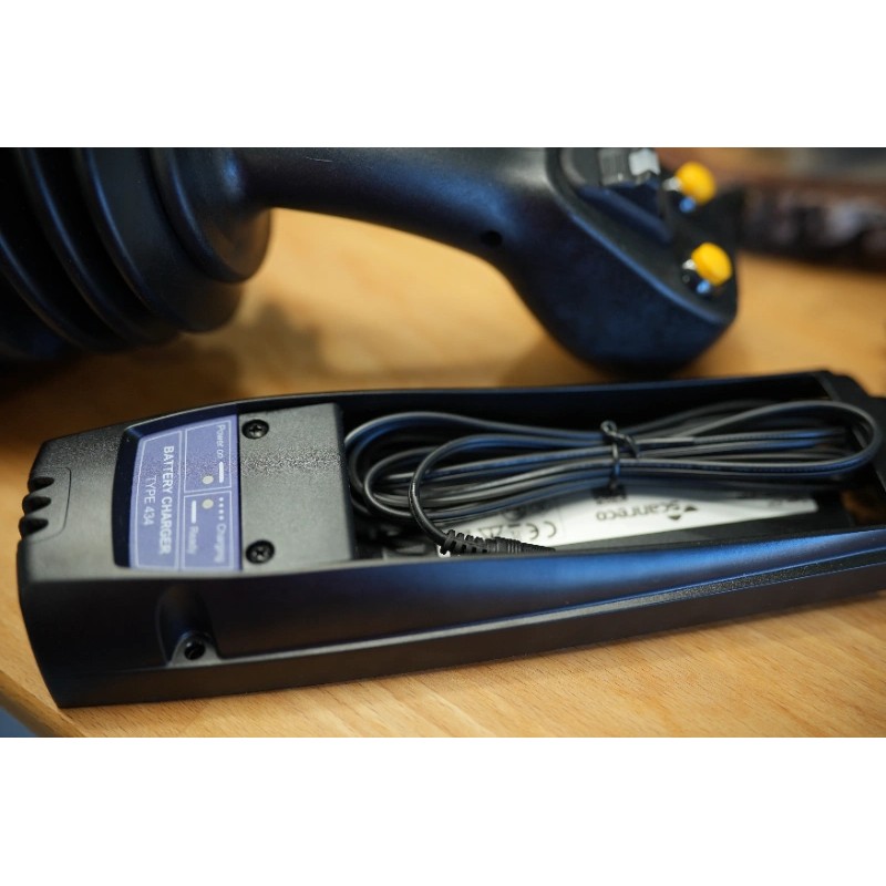 2 JC-Joysticks + Scanreco-Fernsteuerung mit DPX 100 für die Forstwirtschaft