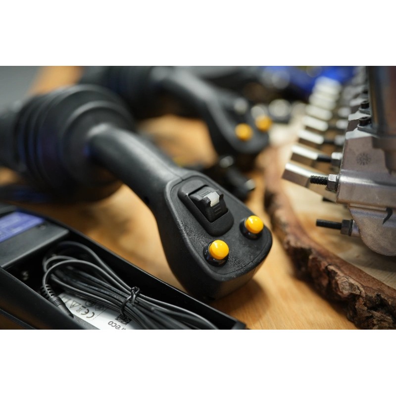 2 JC-Joysticks + Scanreco-Fernsteuerung mit DPX 100 für die Forstwirtschaft