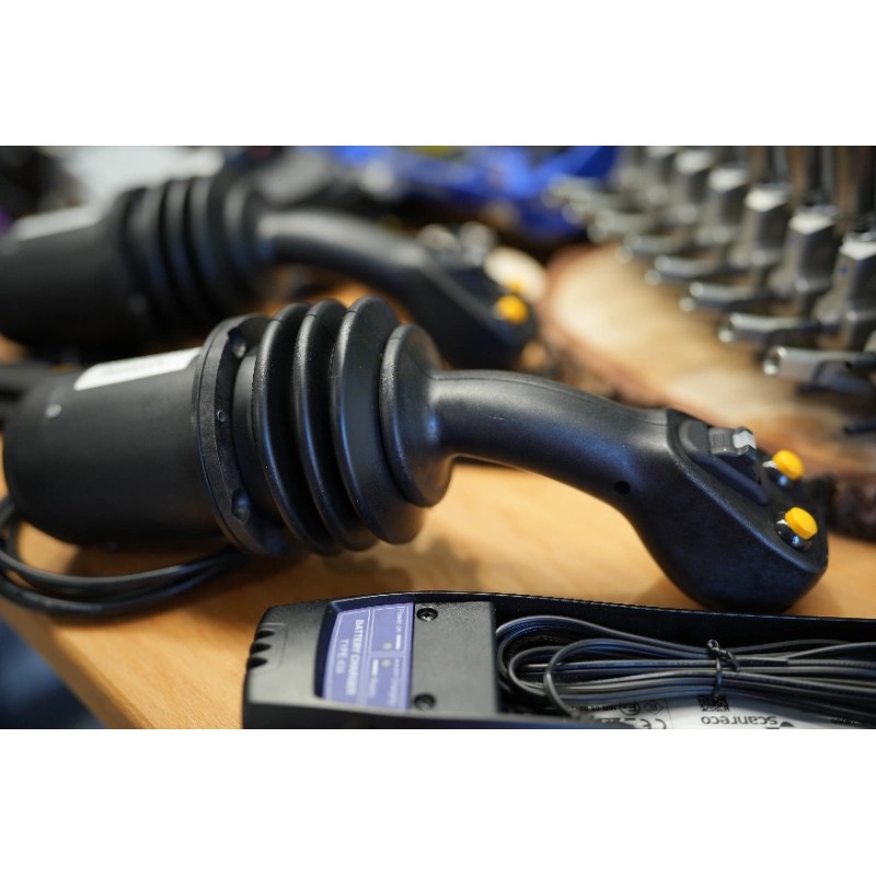 2 JC-Joysticks + Scanreco-Fernsteuerung mit DPX 100 für die Forstwirtschaft