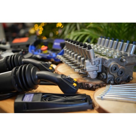 2 JC-Joysticks + Scanreco-Fernsteuerung mit DPX 100 für die Forstwirtschaft