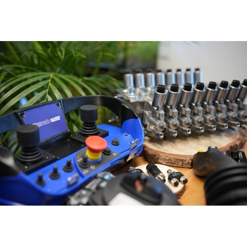 2 JC-Joysticks + Scanreco-Fernsteuerung mit DPX 100 für die Forstwirtschaft