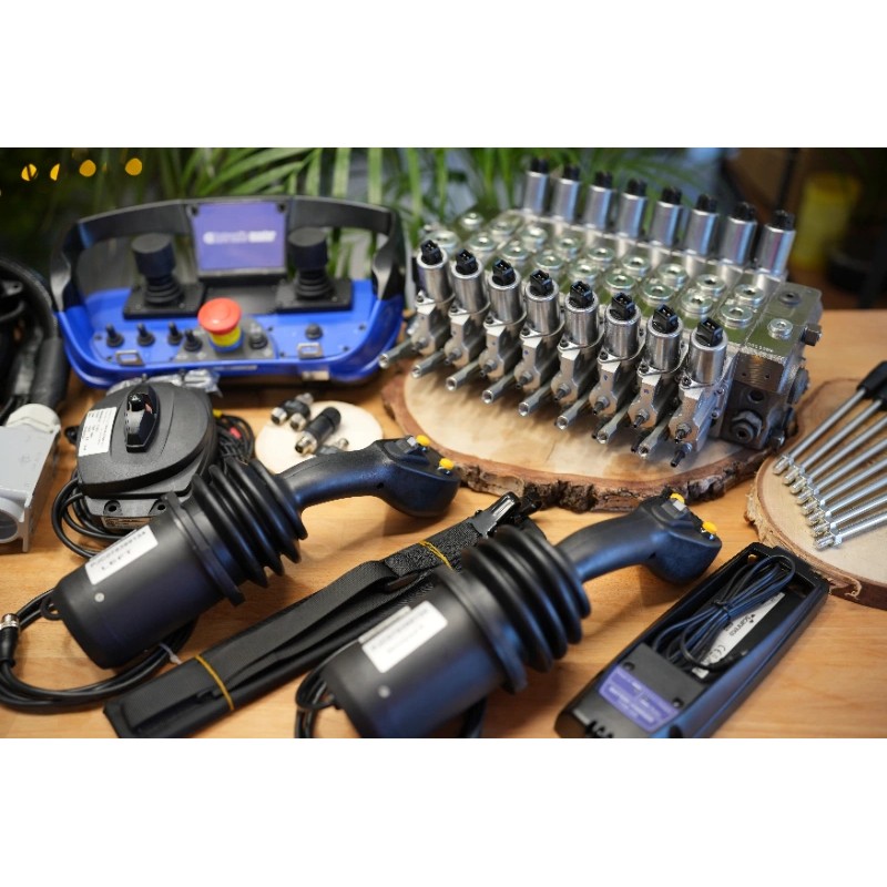 2 JC-Joysticks + Scanreco-Fernsteuerung mit DPX 100 für die Forstwirtschaft