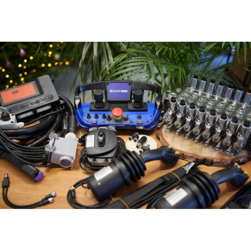 2 JC-Joysticks + Scanreco-Fernsteuerung mit DPX 100 für die Forstwirtschaft