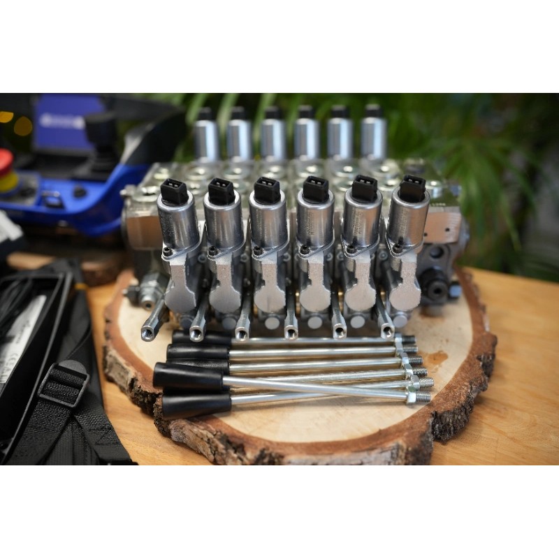 Walvoil DPX 100 6-Wege-Ventil + RC 400 Maxi mit 2 Joysticks