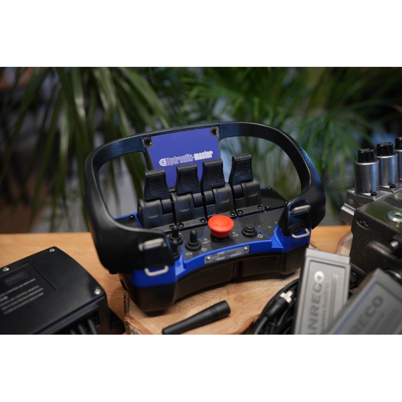 Walvoil DPX 100 mit Kompensation + Scanreco G4 mit 4 Manipulatoren – Baumstumpffräse