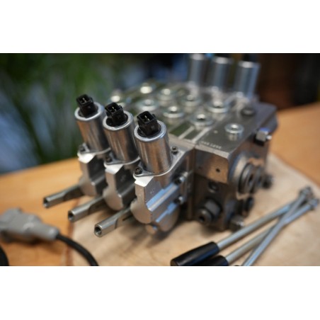 Walvoil DPX100 3-Funktions-Vollproportionalventil, 12 V, Plug & Play