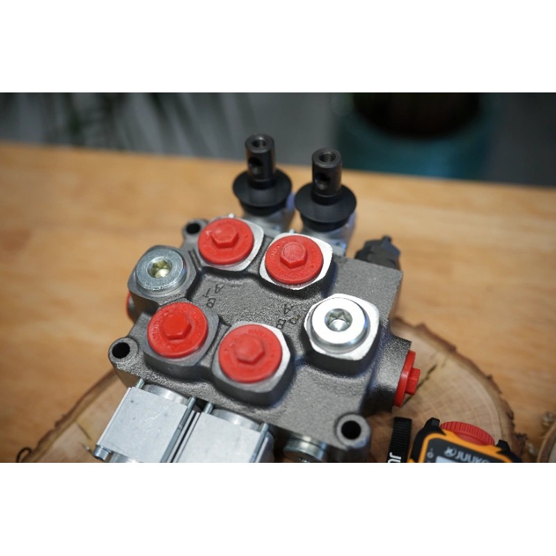 Hydraulikventil  2 -spool 60 L/Min 12V/24V + Juuko Control Panel Wireless