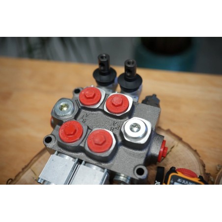 Hydraulikventil  2 -spool 60 L/Min 12V/24V + Juuko Control Panel Wireless