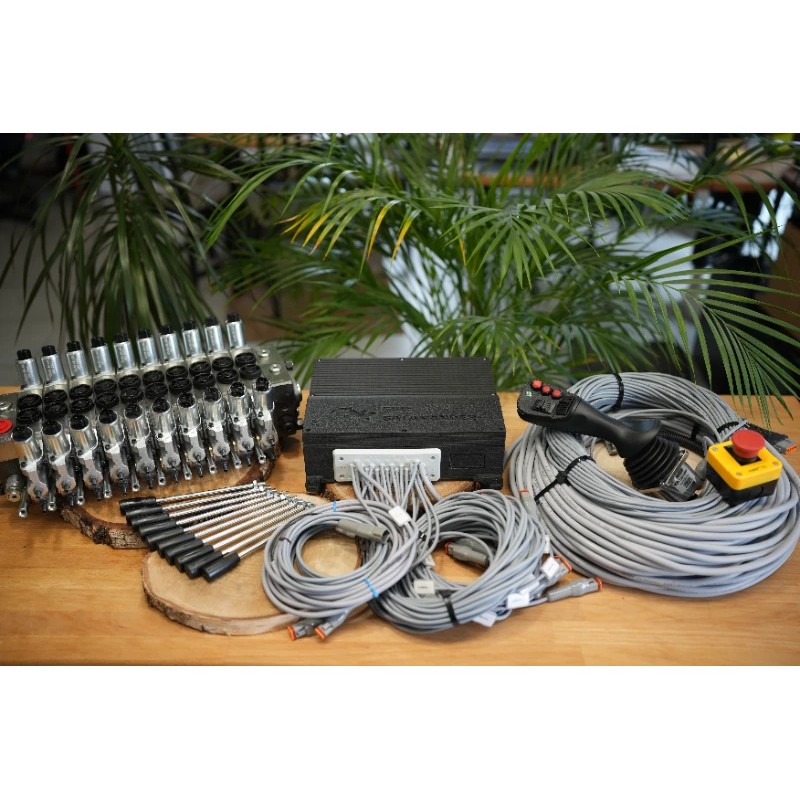 10 Funktionen Walvoil DPX100 mit 1 Joystick mit MTH-Griff + Steuergerät mit Elektronik für die Erweiterung