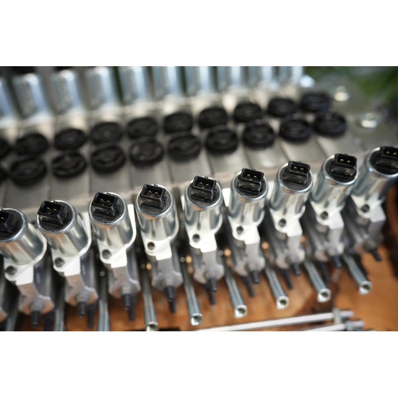 10 Funktionen Walvoil DPX100 mit 1 Joystick mit MTH-Griff + Steuergerät mit Elektronik für die Erweiterung
