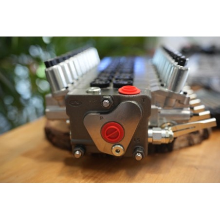 10 Funktionen Walvoil DPX100 mit 1 Joystick mit MTH-Griff + Steuergerät mit Elektronik für die Erweiterung