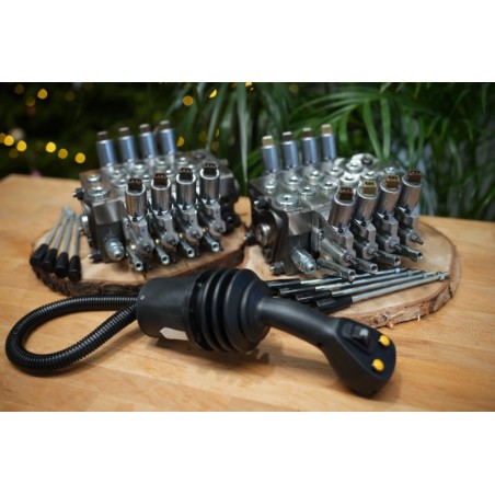 2x Walvoil DPX100-Ventile (4+4 Abschnitte) + 1 JP-Joystick – 8 Funktionen
