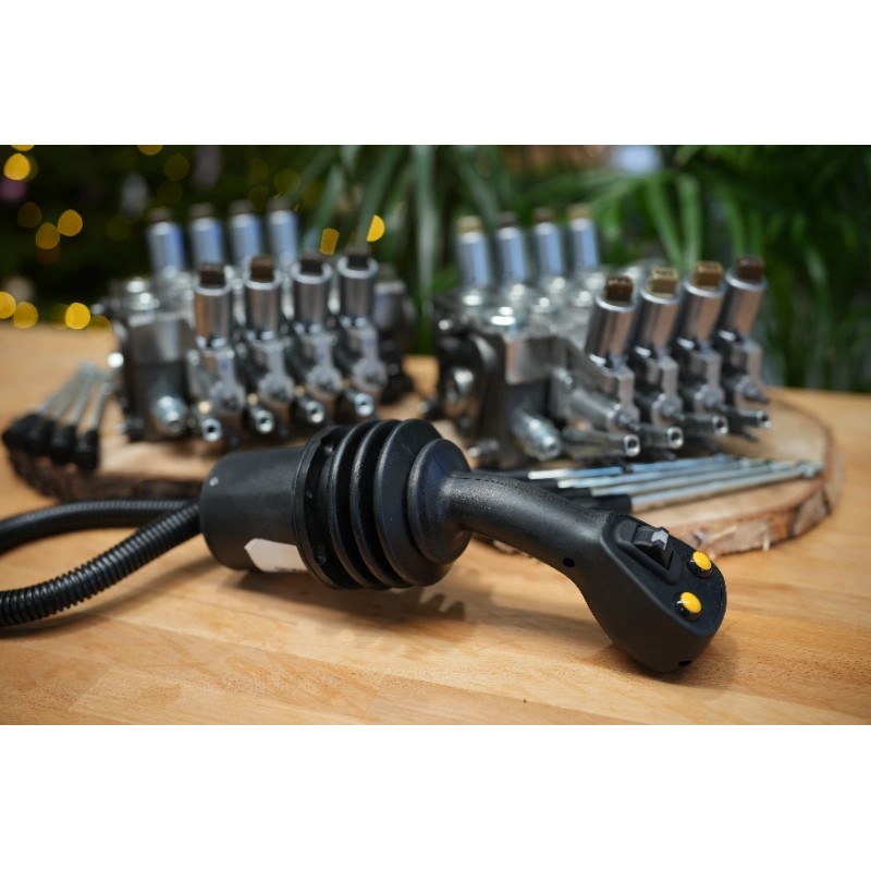 2x Walvoil DPX100-Ventile (4+4 Abschnitte) + 1 JP-Joystick – 8 Funktionen