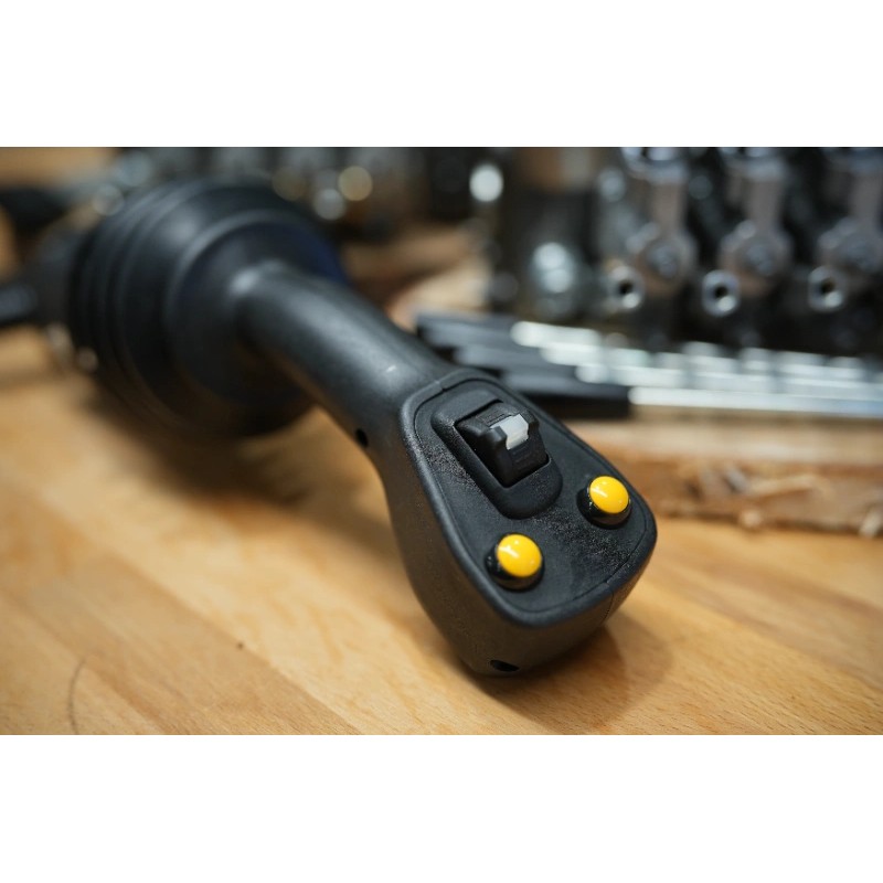 2x Walvoil DPX100-Ventile (4+4 Abschnitte) + 1 JP-Joystick – 8 Funktionen