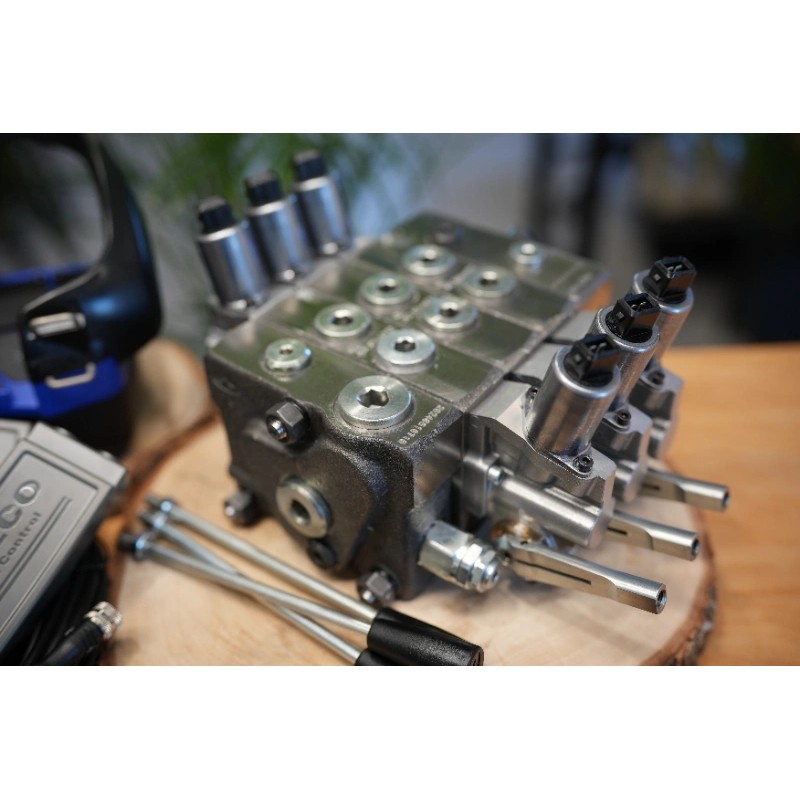 Walvoil DPX100 3-Wege-Proportionalventil + Scanreco Mini G2B Funkfernbedienung