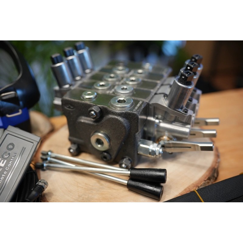 Walvoil DPX100 3-Wege-Proportionalventil + Scanreco Mini G2B Funkfernbedienung