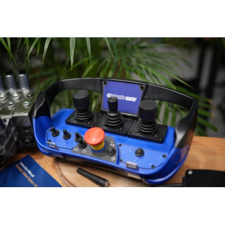 Walvoil DPX100-Ventil mit 12 Funktionen und Scanreco RC400 G2B mit 3 Joysticks