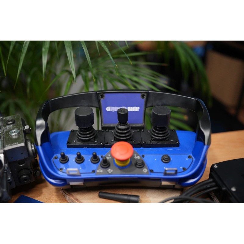 Walvoil DPX100-Ventil mit 12 Funktionen und Scanreco RC400 G2B mit 3 Joysticks