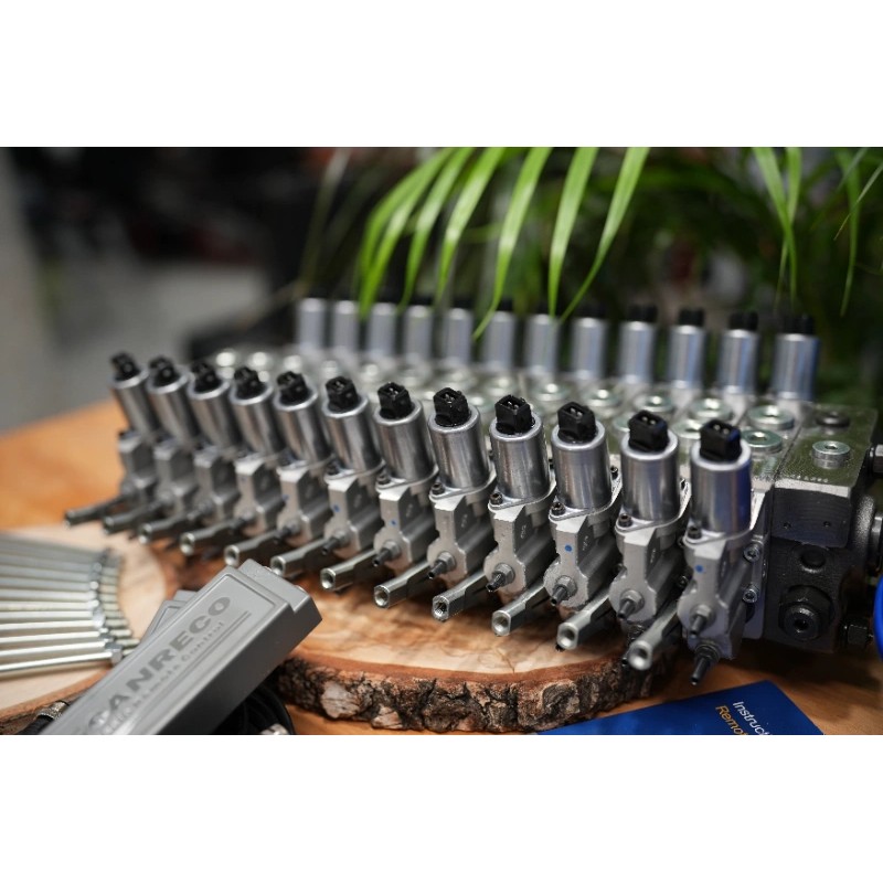 Walvoil DPX100-Ventil mit 12 Funktionen und Scanreco RC400 G2B mit 3 Joysticks