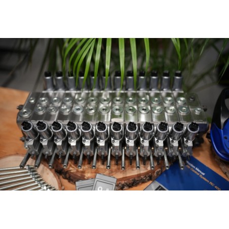 Walvoil DPX100-Ventil mit 12 Funktionen und Scanreco RC400 G2B mit 3 Joysticks
