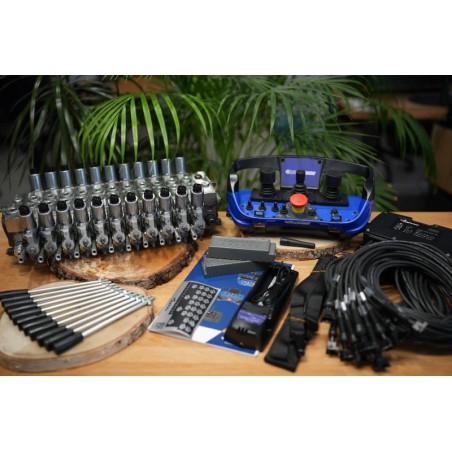 Walvoil DPX100-Ventil mit 11 Funktionen und Scanreco RC400 G2B mit 3 Joysticks