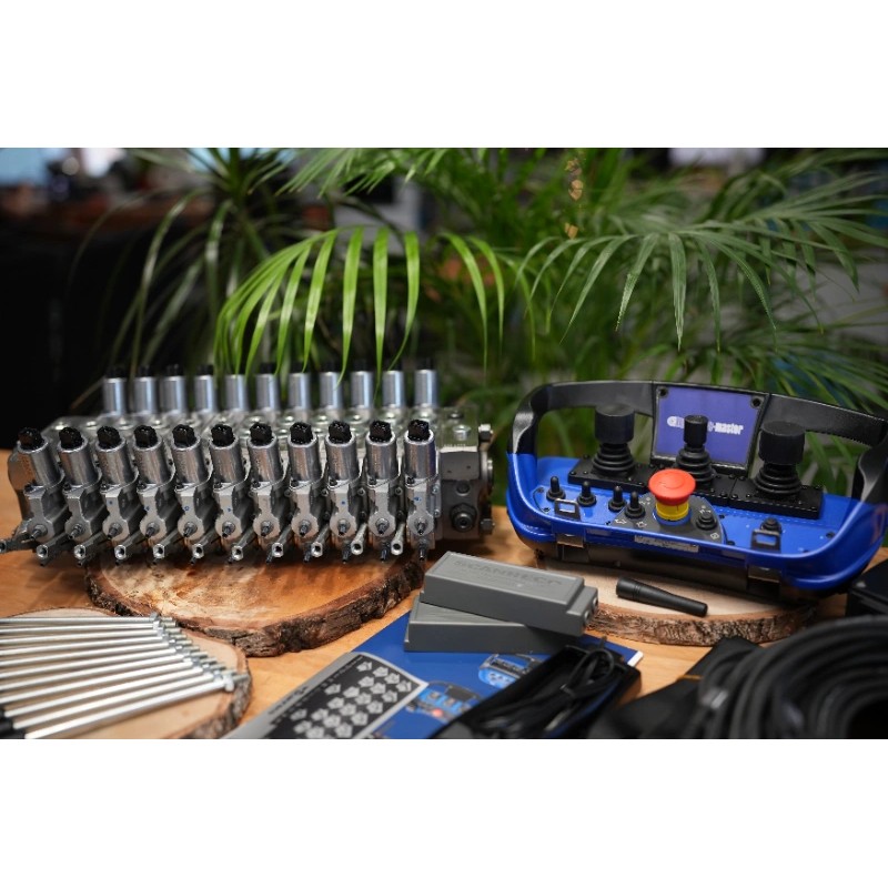 Walvoil DPX100-Ventil mit 11 Funktionen und Scanreco RC400 G2B mit 3 Joysticks