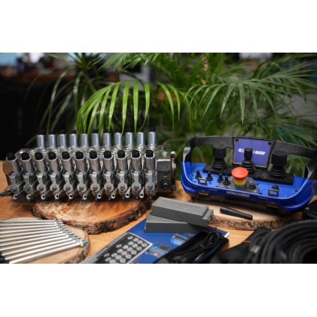 Walvoil DPX100-Ventil mit 11 Funktionen und Scanreco RC400 G2B mit 3 Joysticks