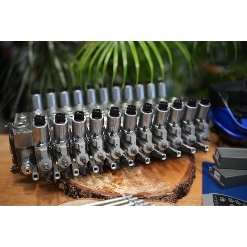 Walvoil DPX100-Ventil mit 11 Funktionen und Scanreco RC400 G2B mit 3 Joysticks