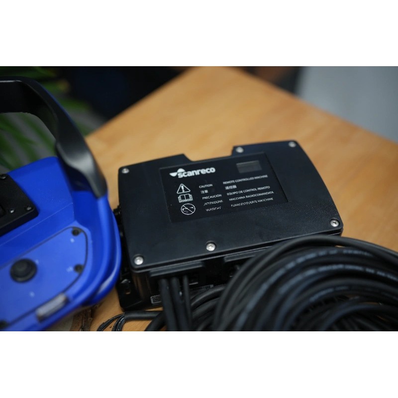 Walvoil DPX100-Ventil mit 11 Funktionen und Scanreco RC400 G2B mit 3 Joysticks
