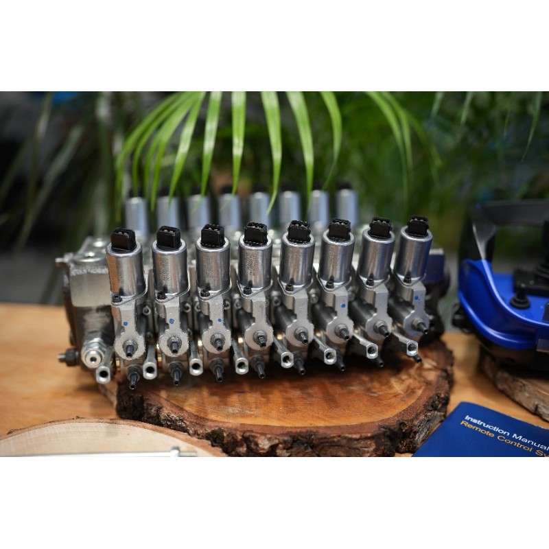 Walvoil DPX100 Hydraulikventil mit 8 Funktionen und Scanreco RC400 G2B mit 3 Joysticks