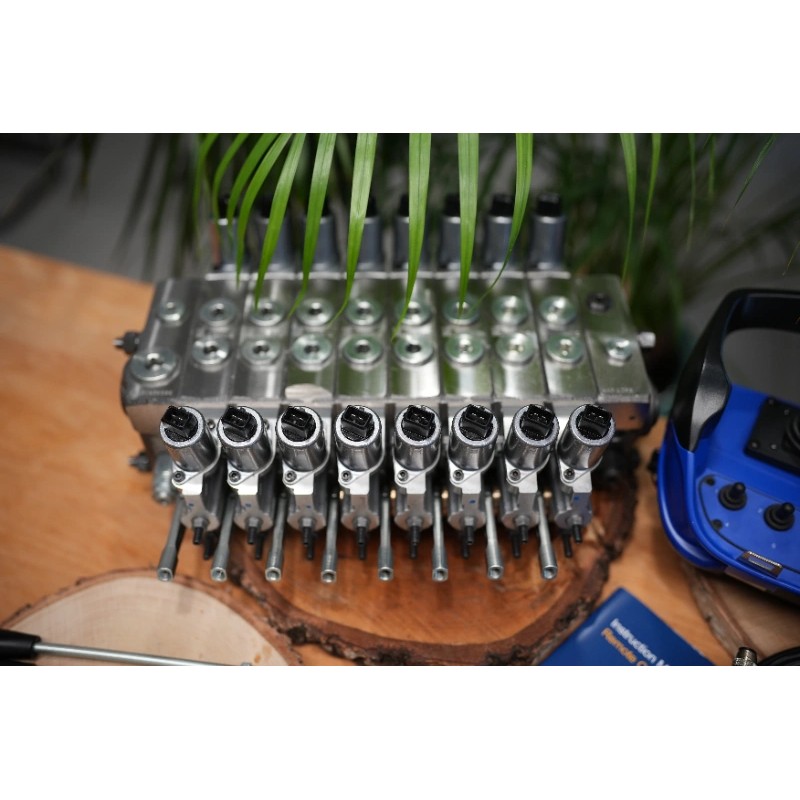 Walvoil DPX100 Hydraulikventil mit 8 Funktionen und Scanreco RC400 G2B mit 3 Joysticks