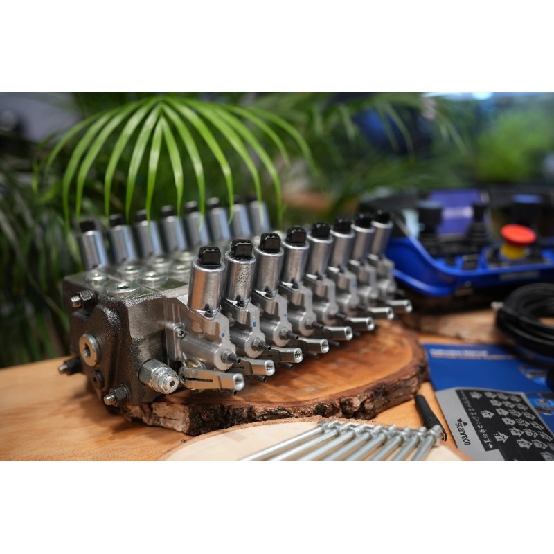 Walvoil DPX100 Hydraulikventil mit 8 Funktionen und Scanreco RC400 G2B mit 3 Joysticks