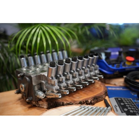 Walvoil DPX100 Hydraulikventil mit 8 Funktionen und Scanreco RC400 G2B mit 3 Joysticks