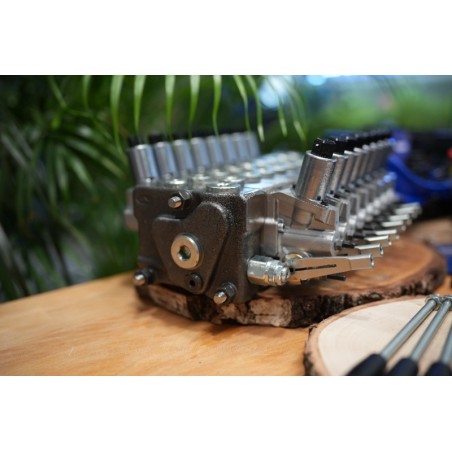 Walvoil DPX100 Hydraulikventil mit 8 Funktionen und Scanreco RC400 G2B mit 3 Joysticks