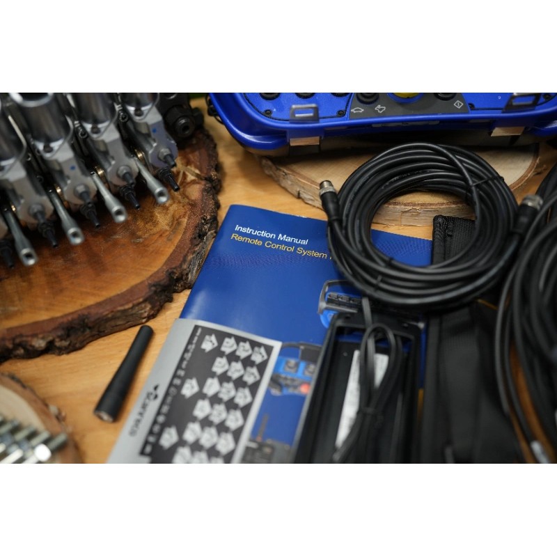 Walvoil DPX100 Hydraulikventil mit 8 Funktionen und Scanreco RC400 G2B mit 3 Joysticks