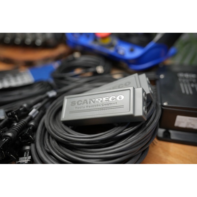 Walvoil DPX100 Hydraulikventil mit 8 Funktionen und Scanreco RC400 G2B mit 3 Joysticks