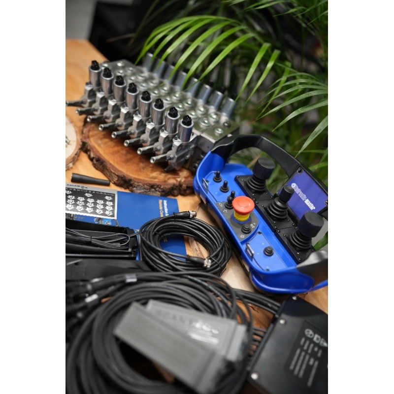 Walvoil DPX100 Hydraulikventil mit 8 Funktionen und Scanreco RC400 G2B mit 3 Joysticks