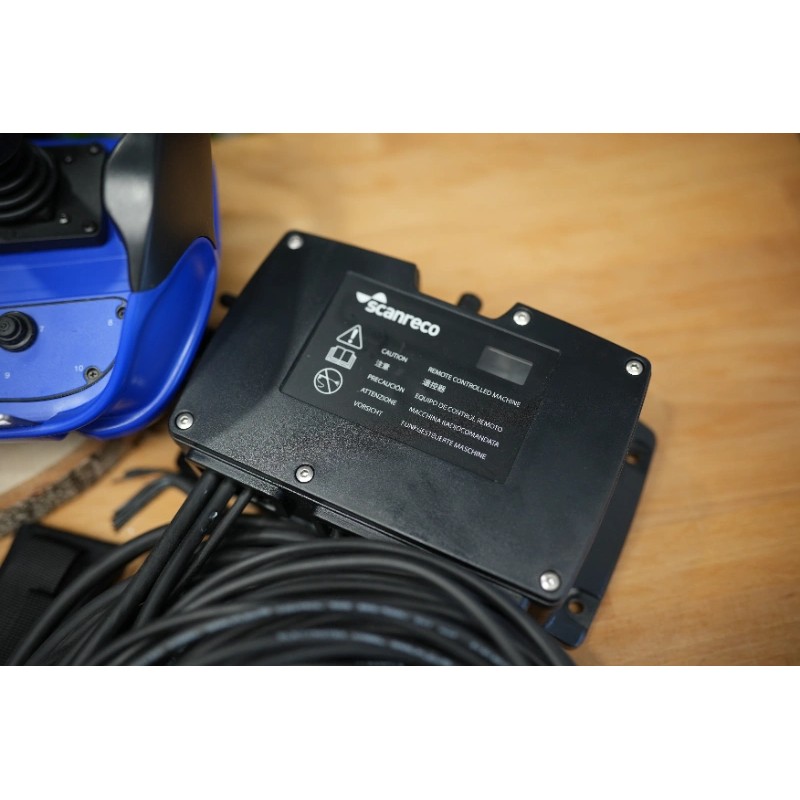Walvoil DPX100-Ventil mit 10 Funktionen und Scanreco RC400 G2B mit 3 Joysticks