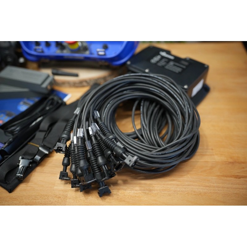 Walvoil DPX100-Ventil mit 10 Funktionen und Scanreco RC400 G2B mit 3 Joysticks