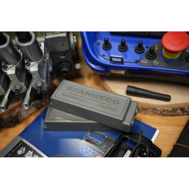 Walvoil DPX100-Ventil mit 10 Funktionen und Scanreco RC400 G2B mit 3 Joysticks
