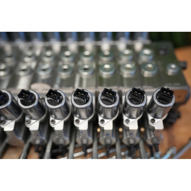 Walvoil DPX100-Ventil mit 9 Funktionen und Scanreco RC400 G2B mit 3 Joysticks