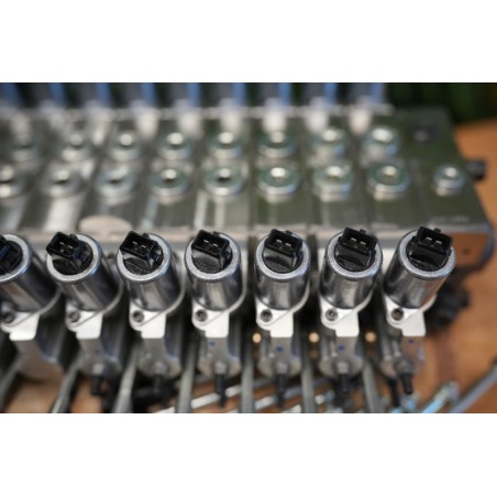 Walvoil DPX100-Ventil mit 9 Funktionen und Scanreco RC400 G2B mit 3 Joysticks