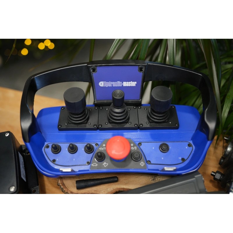 Walvoil DPX100-Ventil mit 9 Funktionen und Scanreco RC400 G2B mit 3 Joysticks