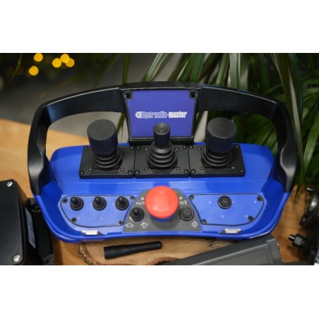 Walvoil DPX100-Ventil mit 9 Funktionen und Scanreco RC400 G2B mit 3 Joysticks