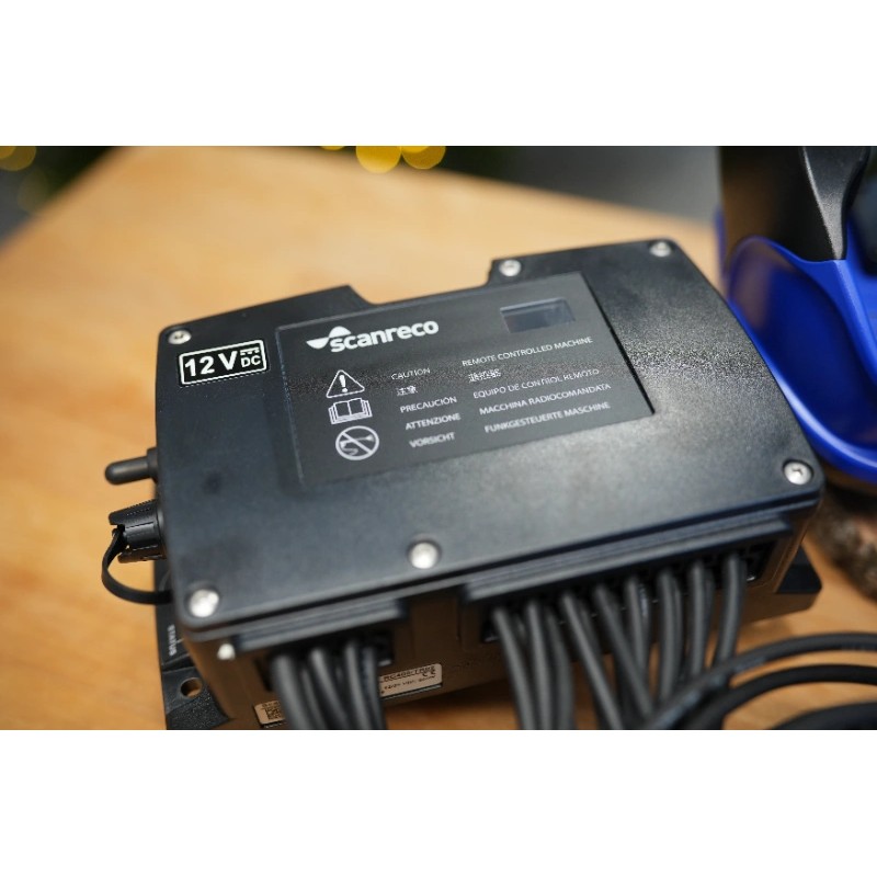 Walvoil DPX100-Ventil mit 9 Funktionen und Scanreco RC400 G2B mit 3 Joysticks